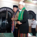 Bupati Malang Rendra Kresna salat di masjid yang akan diresmikannya.