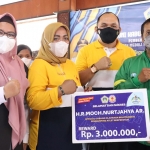 Wakil Bupati Gresik, Aminatun Habibah (kiri), bersama Ketua KONI Gresik, Anis Ambiyo Putri, dan Kadispora Gresik, Agustin H Sinaga, saat memberi penghargaan kepada atlet berprestasi. Foto: SYUHUD/ BANGSAONLINE