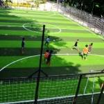 Anak-anak bermain sepak bola di Lapangan Futsal Taman Ronggolawe. (Humas Pemkot Surabaya)