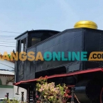 Monumen lokomotif yang tegak berdiri di depan Stasiun Kediri. Foto: MUJI HARJITA/BANGSAONLINE