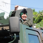 Wali Kota Risma naik di atas Anoa sambil menggelorakan pekik "Merdeka" saat Parade Surabaya Juang Tahun 2018. foto. dok. humas pemkot surabaya