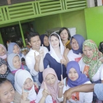 Emil Dardak saat foto bersama masyarakat setempat.