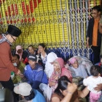 Wali Kota Malang Sutiaji saat memberikan bantuan uang transport kepada 50 Gepeng di Kota Malang, Selasa (16/10) malam. Foto: IWAN I/BANGSAONLINE