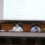 Pimpinan DPRD Gresik ketika menggelar rapat evaluasi serapan dana COVID-19 Rp 298 miliar, beberapa waktu lalu. foto: SYUHUD/ BANGSAONLINE