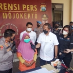 Pelaku saat dirilis di Mapolres Mojokerto.