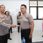 Kapolres Kediri Kota AKBP Bramastyo Priaji, saat menyalami Bripka Ainul Huda yang telah menggunakan tangan palsunya (dok. Ist)