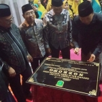 Bupati Pasuruan Irsyad Yusuf menandatangani peresmian Pendopo Nggayuh Kamulyan.