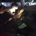 Tangkapan layar video saat upaya evakuasi balita