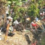 MEMANJANG - Peserta lomba mancing ikan lele yang berjejer di sepanjang sungai di Kecamatan Tulangan, kemarin. Foto: Agus HP/BANGSAONLINE