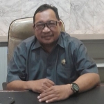 
Djaenur Rido di ruang kerjanya kantor DPRD Situbondo. 