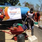 Rumah Zakat memberikan bantuan air bersih di beberapa daerah di Kabupaten Pamekasan yang mulai mengalami kekeringan akibat musim kemarau. (foto: ist)