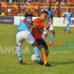 Pemain Madura United dan Persibo saat duel perebutan bola.
