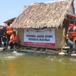 TEBAR - Dirut PT Semen Gresik bersama jajaran forpimda Kabupaten Tuban saat menebar benih ikan nila ke dalam keramba. foto: suwandi/BANGSAONLINE