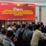 KPU Bojonegoro ketika menerima berkas pendaftaran cabup-cawabup dari jalur independen pasangan Nurul Azizah dan Nafik Sahal.