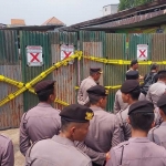 Satpol PP Kota Surabaya saat melakukan penyegelan di sebuah lahan yang digunakan lahan bongkar muat sayur di Jalan Pandegiling nomor 137, Rabu (6/3/2024). Foto: Dok Pemkot Surabaya.