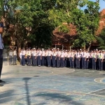 Satlantas Polres Pamekasan saat memberikan penyuluhan kepada para siswa-siswi baru SMAN 3 Pamekasan. 