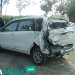 Kondisi bagian belakang Avanza ringsek usai ditabrak kereta api.