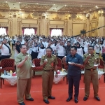 Sekdaprov Jatim, Heru Tjahjono dan Kepala Dinas DMPD Jatim, M. Yasin bersama 1.000 pendamping desa mengampanyekan gerakan makan telur. Gerakan ini bertujuan untuk membuktikan telur ayam asal Jawa Timur aman dan bebas dari dioksin. foto: ist