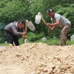 Bupati Sugiri Sancoko bersama warga Sampung saat membenahi jalan rusak. (foto: ist)