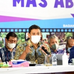 Wali Kota Kediri, Abdullah Abu Bakar (pegang mic), saat menggelar acara Bincang Solutif Prodamas Plus didampingi oleh para pejabat Pemkot Kediri. Foto: Ist