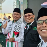 Ketua LAZISNU PCNU Bangil H. Afifudin (tengah) bersama Ketua Panitia Istighotsah Kubro H. M. Sudiono Fauzan.