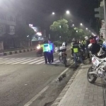 Petugas Satlantas Polresta Sidoarjo sedang memantau jalan Raya Jenggolo.