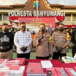 Kapolresta Banyuwangi Kombes Pol Deddy Foury Millewa saat ungkap kasus.