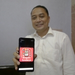 Wali Kota Surabaya Eri Cahyadi saat menunjukkan aplikasi WargaKu. (foto: ist)