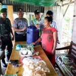 Petugas menemukan jerigen berisi tuak di salah satu warung.