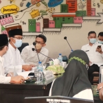 Wali Kota Pasuruan, Saifullah Yusuf (Gus Ipul) saat evaluasi virtual terkait SAKIP dan Penilaian Reformasi Birokrasi (RB) bersama Tim Evaluasi dari Kementeria PANRB.