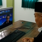 Prof. Dr. KH. Asep Saifuddin Chalim, M.A. saat jadi penguji dalam sidang terbuka promosi doktor Dr. KH. Mauhibur Rokhman di Universitas Merdeka Malang yang digelar secara virtual, Selasa (24/8/2021). foto: mma/ bangsaonline.com