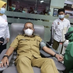Wawali Armudji saat mengikuti tahapan pemeriksaan kesehatan sebelum donor plasma didampingi dr. Hj. Budi Arifah. (foto: ist)
