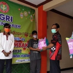 Suasana saat penyaluran sembako oleh Kepala Dinas Pendidikan Trenggalek, Totok Rudianto (nomor 2 dari kanan) didampingi oleh Ketua PGRI Trenggalek, Munib (paling kanan) di Kantor PGRI Trenggalek.