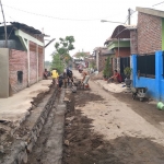 Pelaksanaan pembangunan drainase di Beji. (foto: ist)