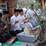 Jokowi di makam KH. Hasyim Asy