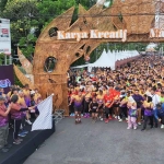 Pj Wali Kota Kediri, Zanariah, saat melepas keberangkatan peserta Digi Fun Run sebelum ikut berlari. Foto: Ist