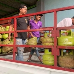 Pekerja saat menata LPG 3 kg.