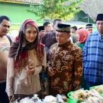 Bupati Sumenep KH Abuya Busyro Karim, Ketua Tim Penggerak PKK Hj Wafiqoh Jamilah Busyro Karim, dan Wakil Bupati Ir H Soengkono Sidik SSos melihat salahsatu stand jajanan. Foto:lukman/BANGSAONLINE