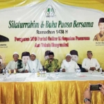 Kiai-kiai kampung yang tergabung dalam ATP2 saat buka bersama di kediaman Udik Djanuantoro IR. foto: SUPARDI/ BANGSAONLINE