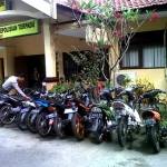 motor untuk balap liar yang berhasil diamankan polisi. foto:rusmiyanto/BANGSAONLINE