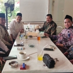 Ketua Lembaga Kajian Strategis Pemikiran Hadratussyaikh KH Hasyim Asy’ari dan Kebangsaan, Nur Kholis Setiawan, bersama sejumlah ulama dan tokoh di Jakarta. Foto: Ist