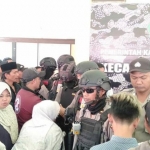Massa dari Bacalon Kades Moh. Rahem saat meluruk kantor Kecamatan Proppo Pamekasan.