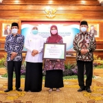 Gubernur Jawa Timur Khofifah Indar Parawansa foto bersama seusai acara kuliah umum pada Stadium General Mahasiswa Baru Penerima Beasiswa Program Peningkatan Kualifikasi Akademik bagi Guru Pendidikan Diniyah di Gedung Negara Grahadi, Rabu (23/9). Tampak Kepala Biro Administrasi Kesejahteraan Sosial Pemprov Jatim, Dr. Hudiyono (nomor dua dari kanan) dan Ketua Lembaga Pengambangan Pendidikan Diniyah (LPPD) Provinsi Jatim, A. Hamid Syarif (nomor dua dari kiri). foto: ist/ bangsaonline.com