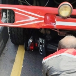 Kondisi sepeda motor masih terjepit di bawah kolong dump truk.