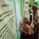 Para pelajar di Kabupaten Kediri saat membubuhkan tanda tangan ikrar cegah kekerasan di sekolah. Foto: Ist