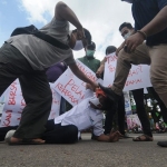 Gabungan dari berbagai komunitas wartawan di Kabupaten Pamekasan menggelar aksi solidaritas sebagai bentuk kecaman atas kekerasan pada salah satu Wartawan Tempo di Surabaya. (foto: ist)