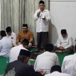 Prof Dr KH Asep Saifuddin Chalim, MA saat memberikan taushiyah dalam acara shalat malam dan istighatsah di Pendopo Peringgitan Pemkab Mojokerto, Sabtu (26/7/2025) malam. Foto: MMA/bangsaonline