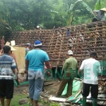 Kondisi rumah korban setelah diterjang angin puting beliung. foto: RONY S/ BANGSAONLINE.