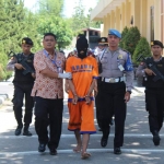 Tersangka Sugiyanto digelandang Tim Reskrim Polres Magetan.