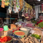 Cek fluktuasi harga sembako Jatim terbaru hari ini. Foto: Bangsaonline.